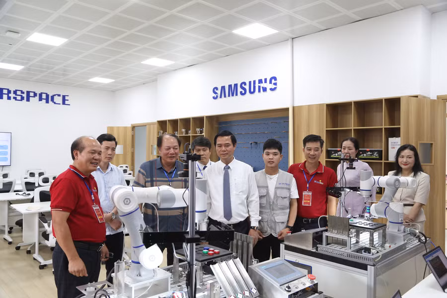Trung tâm có tổng diện tích 725m², bao gồm 1 phòng học SIC, 1 phòng STEM Lab, 2 phòng thực hành XR/VR, 1 phòng thực hành mô phỏng lắp ráp bán dẫn, 2 phòng họp và 1 khu vực nghỉ, tạo không gian nghiên cứu chuyên sâu, phục vụ đào tạo và trải nghiệm công nghệ cho sinh viên. 1f2a3815.jpg
