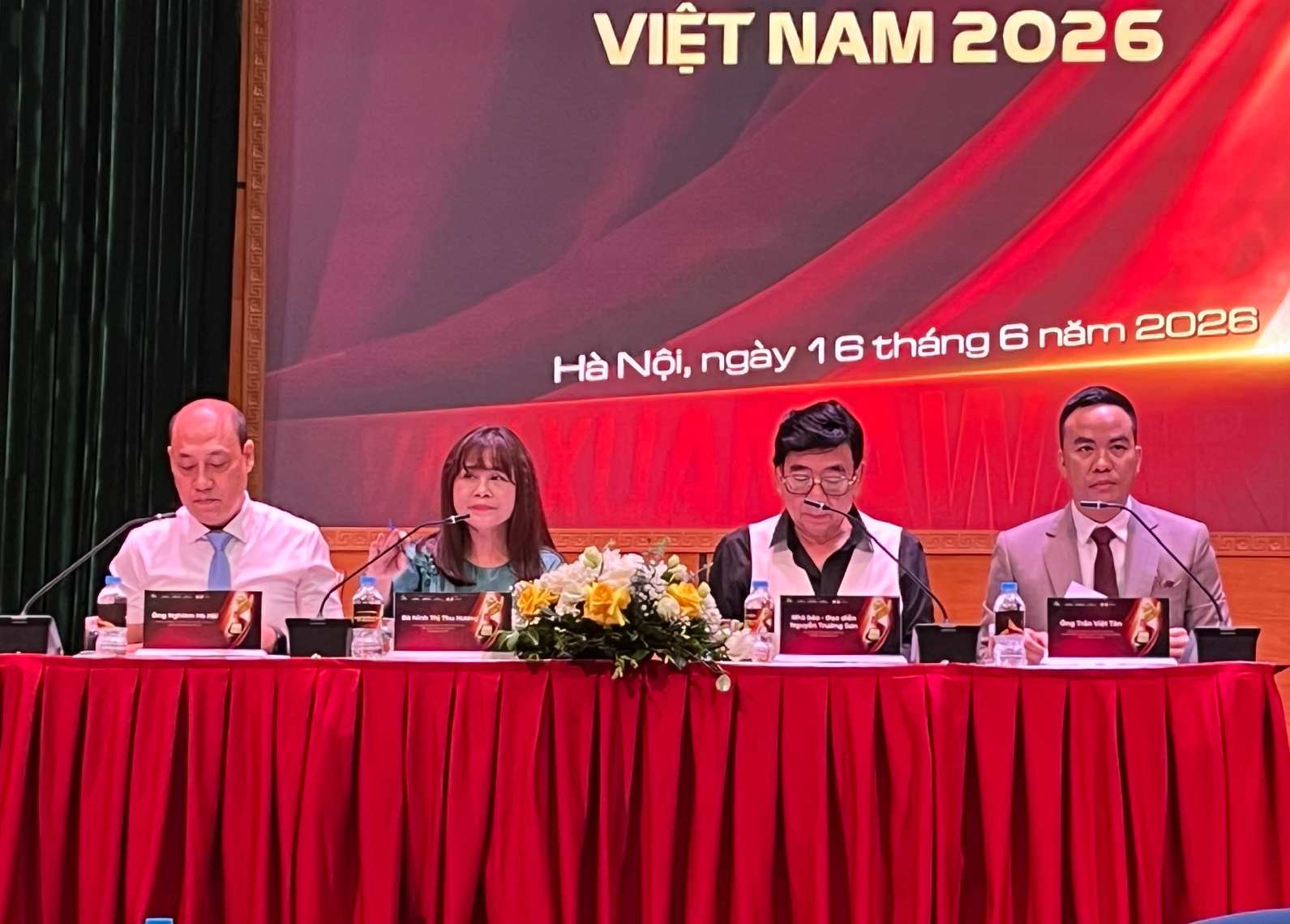 Các đại biểu tham dự sự kiện và trả lời thắc mắc về giải thưởng. Ảnh: Chí Long