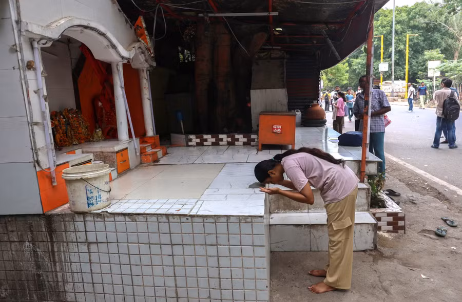 Một thí sinh cầu nguyện trước khi bước vào kỳ thi NEET. 42.jpg