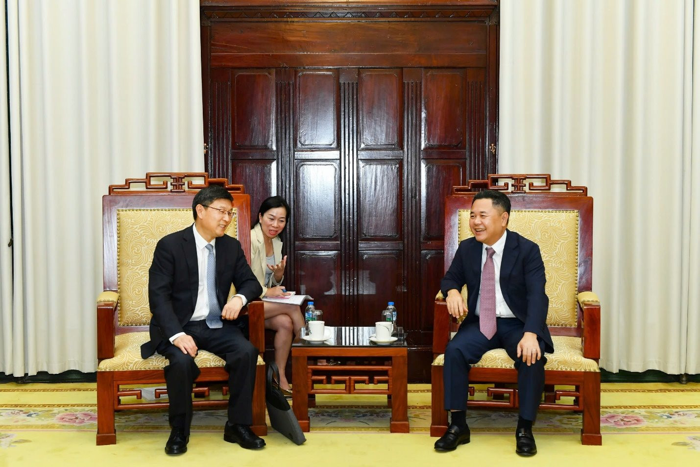 22.6-2-pho-thong-doc-nguyen-ngoc-canh-lam-viec-voi-doan-cong-tac-cua-ngan-hang-bocom.jpg