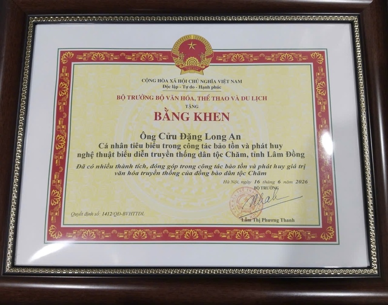 Bộ trưởng Bộ Văn hóa, Thể thao và Du lịch tặng bằng khen cho ông Cửu Đặng Long An - Cá nhân tiêu biểu trong công tác bảo tồn và phát huy nghệ thuật biểu diễn truyền thống dân tộc Chăm (tỉnh Lâm Đồng). Ảnh: Sở VHTTDL tỉnh Lâm Đồng
