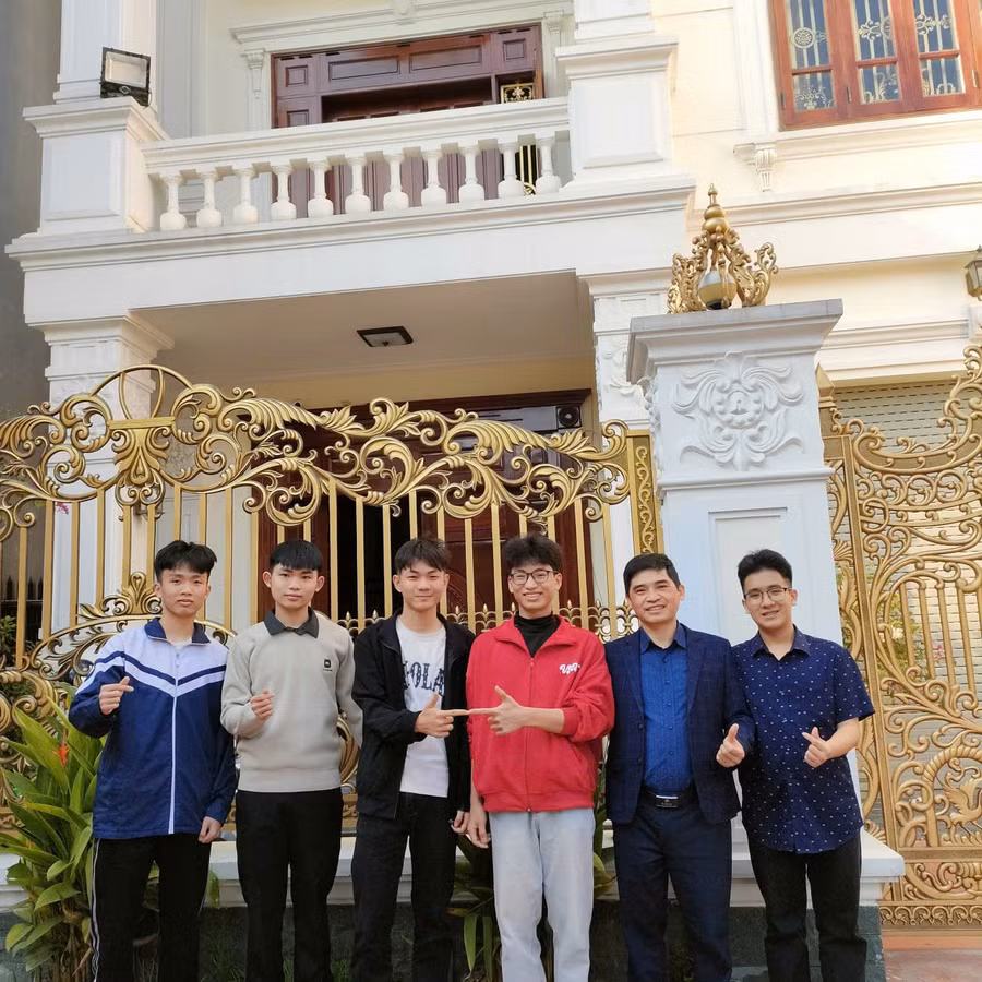 Công (áo đỏ) chụp ảnh với thầy giáo và các bạn. z7994556019492-547893018d609ef4018cd7a55933c42f.jpg