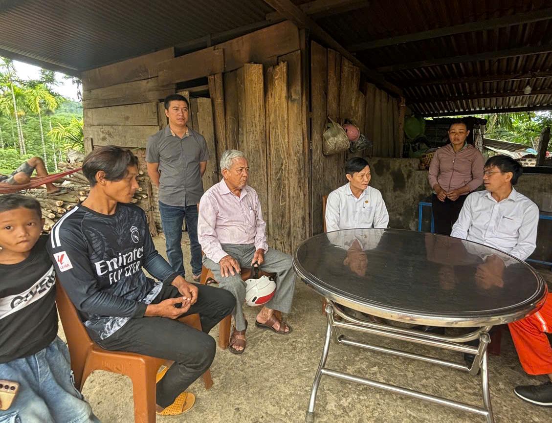 Lãnh đạo Công ty Thủy điện Sông Tranh trao biểu trưng hỗ trợ kinh phí xây dựng nhà tình nghĩa cho 2 hộ gia đình có hoàn cảnh khó khăn.