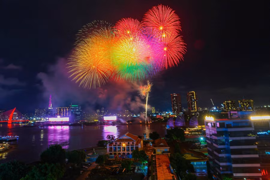 Màn pháo hoa rực rỡ tại khu vực đầu hầm vượt sông Sài Gòn (phường An Khánh). Ảnh: ULAW. 735001967-1605747087550716-1410966904254859563-n-1.jpg