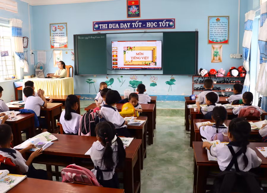 Dự kiến tổng kinh phí thực hiện chính sách hỗ trợ sách giáo khoa giai đoạn 2026 - 2029 khoảng hơn 92 tỷ đồng. giao-vien-o-ca-mau-su-dung-bai-giang-dien-tu-trong-sach-giao-khoa-de-giang-day.jpg