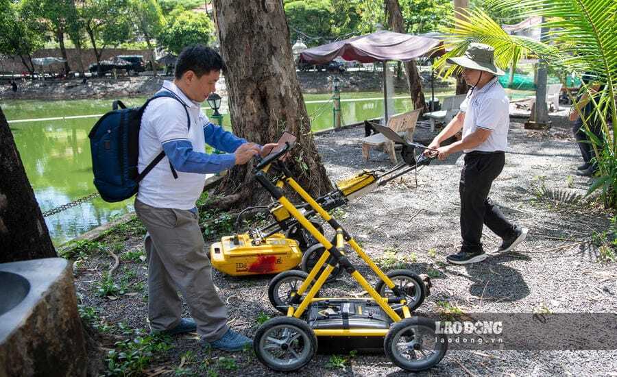 Sử dụng thiết bị chuyên dụng dò tìm vị trí mộ tập thể. Ảnh: Anh Tú