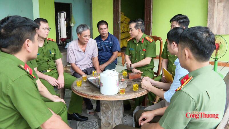 Cán bộ, chiến sĩ Phòng Cảnh sát kinh tế Công an tỉnh Thanh Hoá đến thăm, động viên gia đình ông Nguyễn Trọng Bảy. Ảnh: Quốc Anh