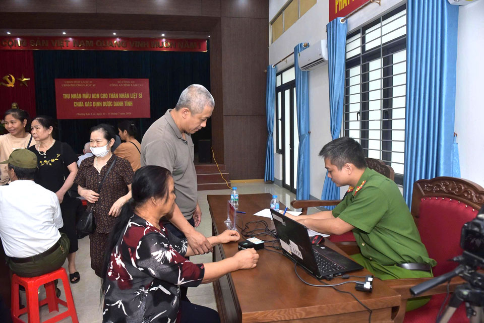 Đối chiếu thông tin thân nhân liệt sĩ. Ảnh: Công an Lào Cai