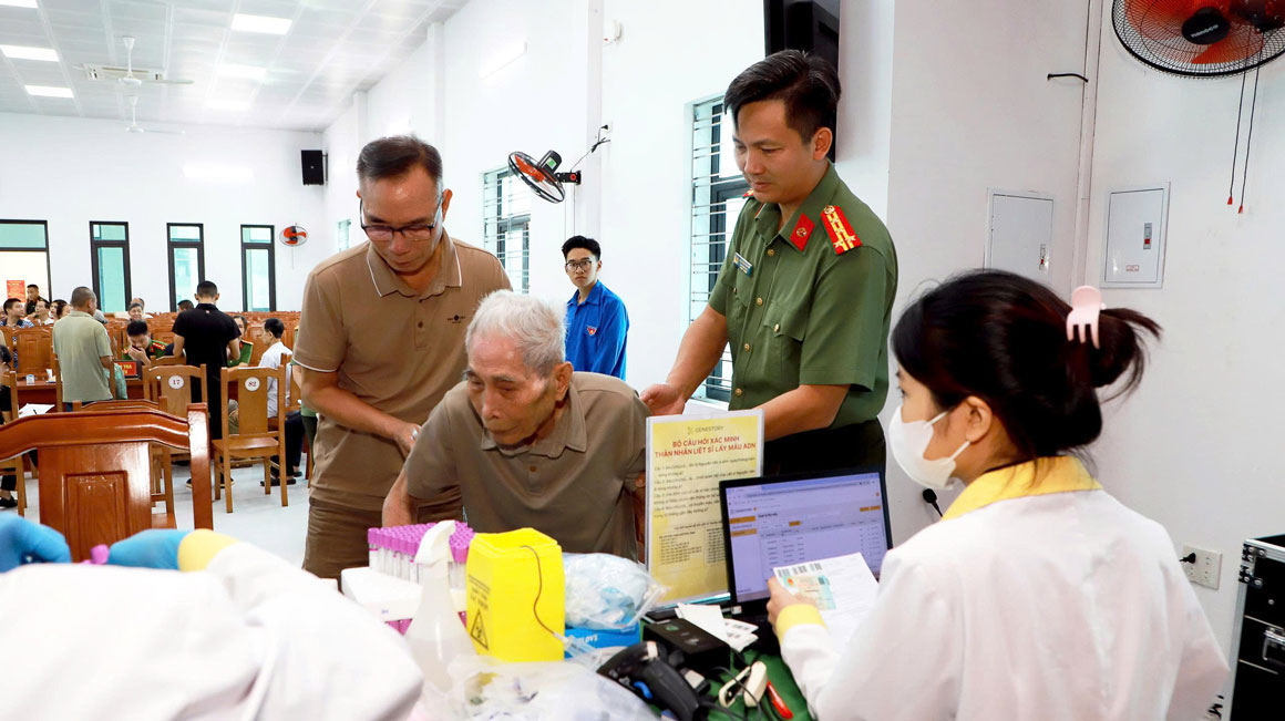 Lãnh đạo Công an tỉnh Lào Cai thăm hỏi, động viên thân nhân liệt sĩ.