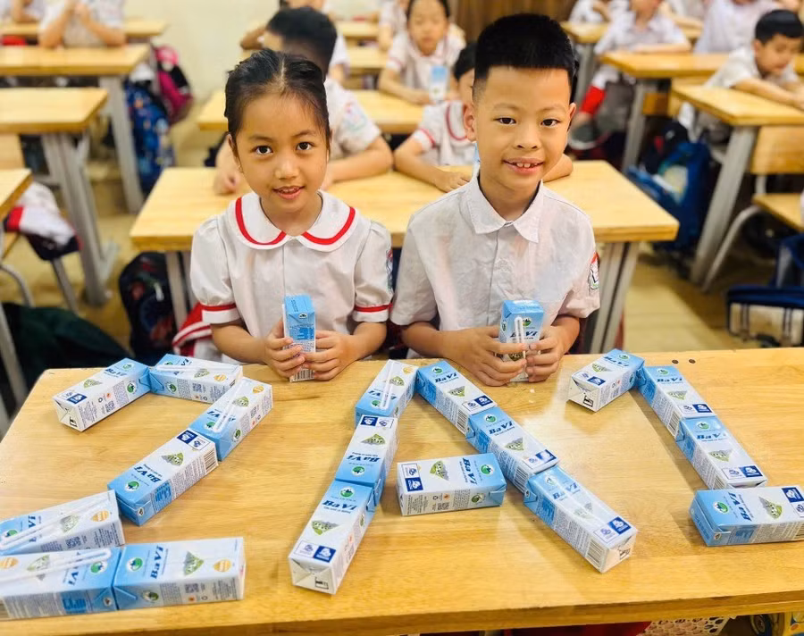 Niềm vui của học sinh ở Quảng Ninh trong ngày đầu tiên uống sữa tại trường. Ảnh: Hoàng Nga anh-1.jpg