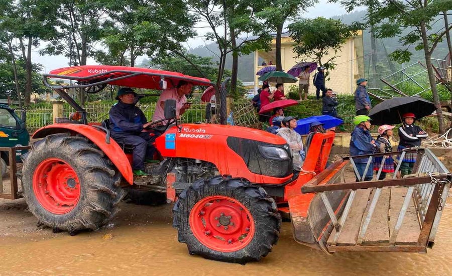 Anh Phan Văn Hoan trên chiếc máy cày đồng hành cùng người dân Mường Than suốt 3 ngày qua. Ảnh: UBND xã Mường Than