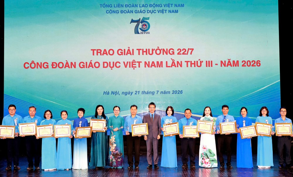 Bà Nguyễn Thị Quyên Thanh - Thứ trưởng Bộ Giáo dục và Đào tạo và ông Nguyễn Ngọc Ân – Chủ tịch Công đoàn Giáo dục Việt Nam trao biểu trưng và Bằng khen cho các cán bộ công đoàn được nhận Giải thưởng 22.7 – Công đoàn Giáo dục Việt Nam lần thứ 3. Ảnh: CĐ GDVN