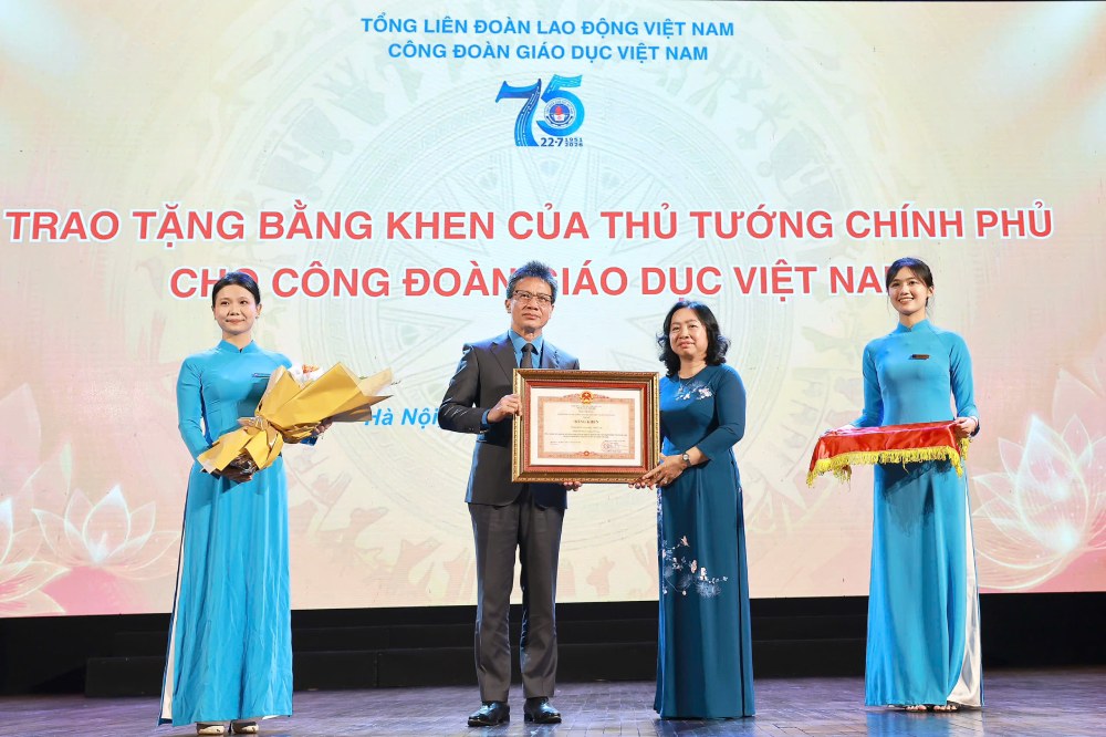 Bà Thái Thu Xương - Phó Chủ tịch Tổng Liên đoàn Lao động Việt Nam trao Bằng khen của Thủ tướng Chính phủ cho Công đoàn Giáo dục Việt Nam. Ảnh: CĐ GDVN