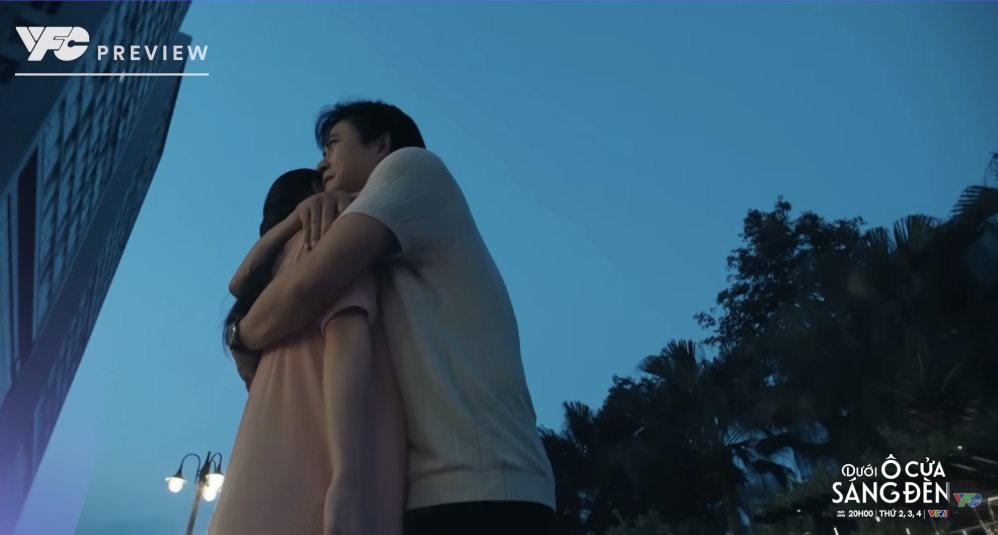 Dương đã tìm lại được Trang trong tập cuối phim “Dưới ô cửa sáng đèn“. Ảnh: VFC.