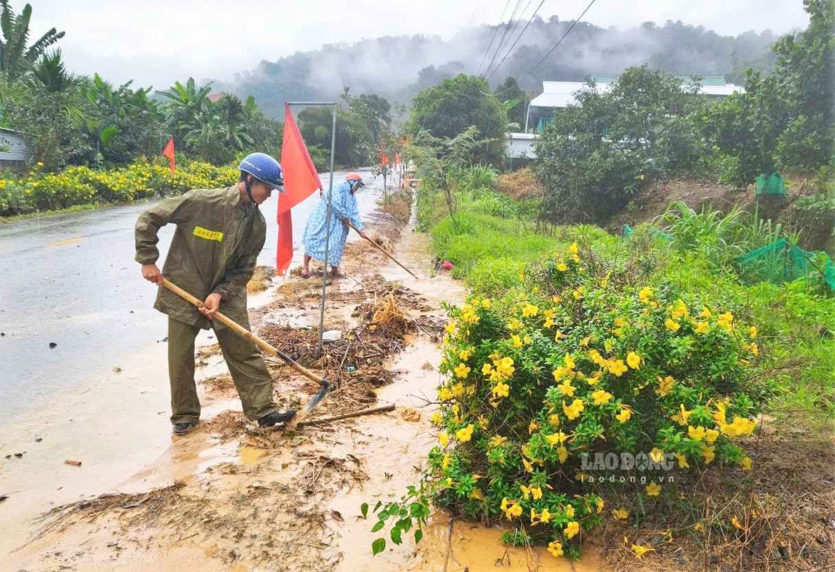 Ban Chỉ huy Quân sự xã Đạ Tẻh 2 dọn dẹp đường giao thông bị ngập bảo đảm an toàn giao thông. Ảnh: Phúc Khánh