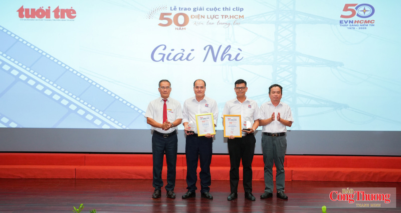 Ban Tổ chức trao 2 giải Nhì cho clip: “Để thành phố có một ngày bình thường” của tác giả Duy Đoàn và “Hành trình số - Kiến tạo tương lai” của tác giả Nguyễn Mạnh Dũng.
