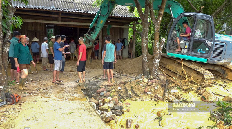 Máy móc được huy động để khắc phục thiệt hại sau mưa lớn. Ảnh: Đinh Đại