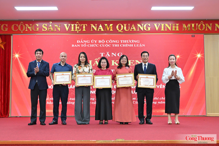 Đồng chí Phan Văn Bản và đồng chí Đinh Thị Phong Lan trao bằng khen cho các tập thể có thành tích tích cực, tổ chức tham gia tốt cuộc thi.