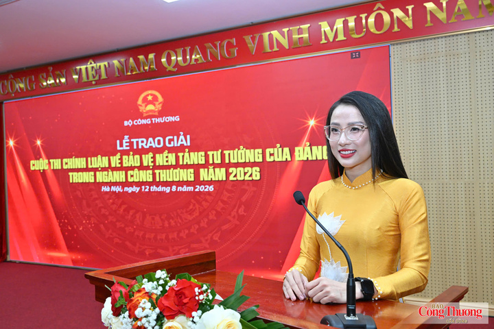 Nhà báo Hoàng Nguyên Thảo, đại diện nhóm tác giả đoạt giải Đặc biệt phát biểu cảm tưởng.