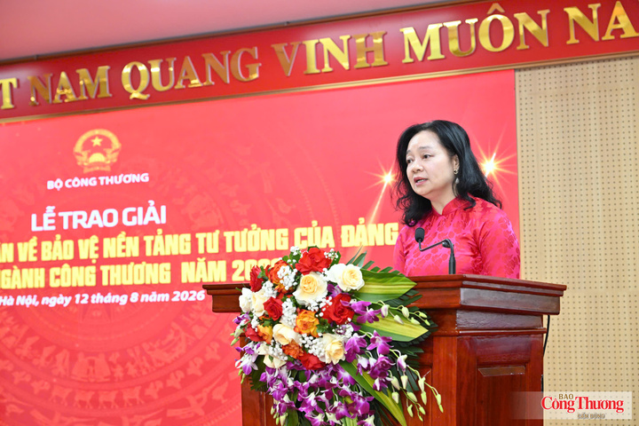 Đồng chí Nguyễn Thị Lâm Giang, Cục trưởng Cục Đổi mới sáng tạo, Chuyển đổi xanh và Khuyến công đại diện cho các tác giả, nhóm tác giả có tác phẩm đoạt giải cuộc thi phát biểu.