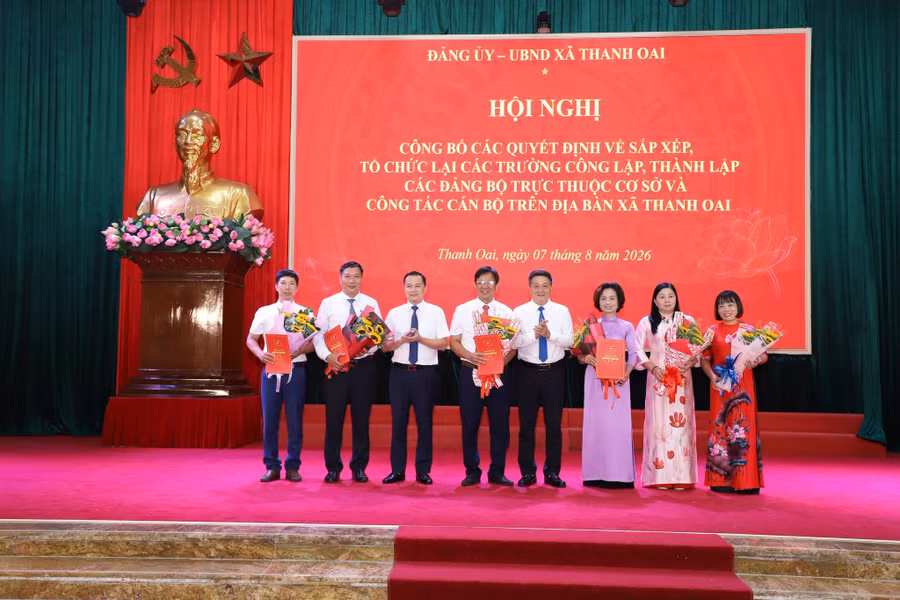 Lãnh đạo xã Thanh Oai công bố và trao các quyết định về công tác cán bộ cho các trường học sau sắp xếp. thanh-oai.jpg