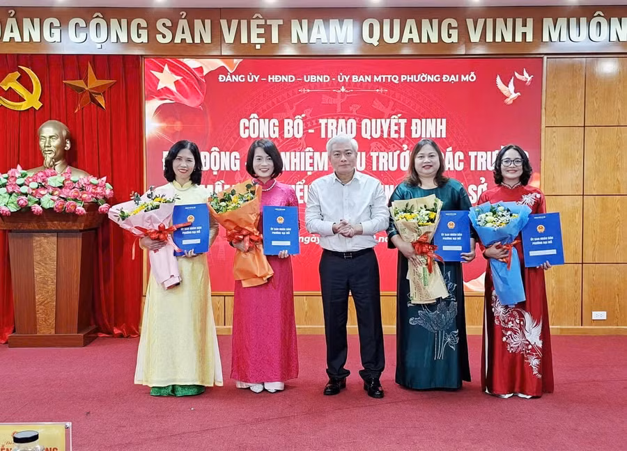 Lãnh đạo phường Đại Mỗ trao quyết định về nhân sự cho các trường trên địa bàn sau sắp xếp. dai-mo.jpg