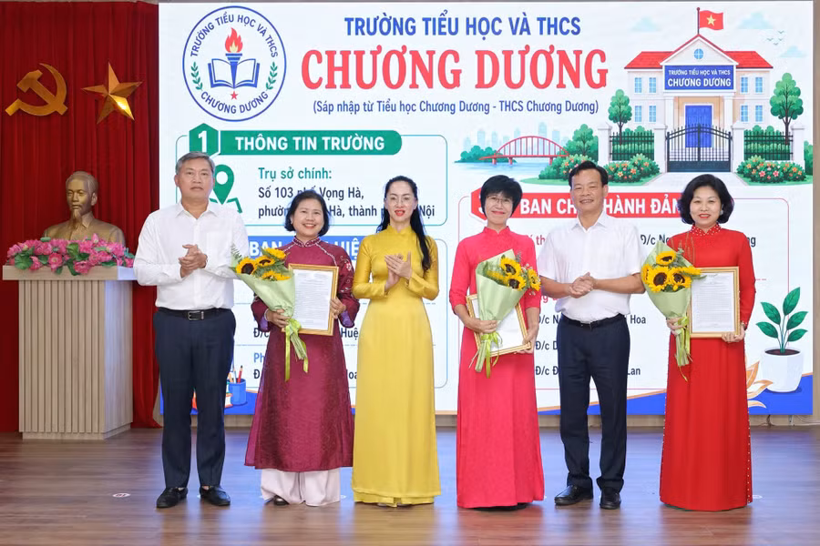 Lãnh đạo phường Hồng Hà trao quyết định cho các trường sau sắp xếp. chuong-duong.jpg