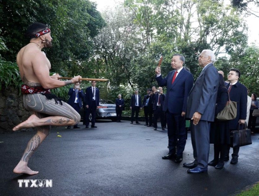 Tổng Bí thư, Chủ tịch nước dự nghi thức đón khách truyền thống của thổ dân Maori trong lễ đón. Ảnh: TTXVN