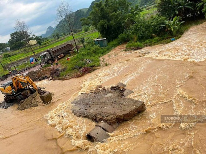Phú Thọ huy động máy móc khơi thông dòng chảy do ảnh hưởng bão số 4