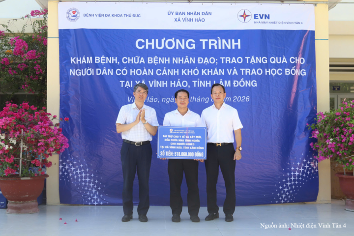 Đại diện EVN và Nhà máy Nhiệt điện Vĩnh Tân 4 trao tặng khoản tài trợ An sinh xã hội cho xã Vĩnh Hảo dịp này.