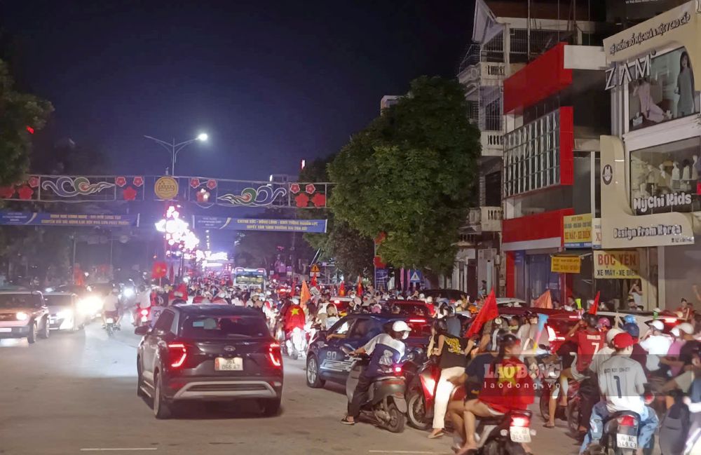 Biển người đổ về khu vực trung tâm của tỉnh Thanh Hóa để ăn mừng sau chiến thắng của đội tuyển Việt Nam. Ảnh: Quách Du