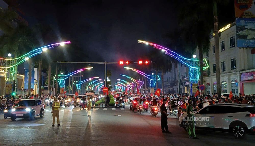 Lực lượng chức năng bố trí phân luồng tại khu vực ngã tư tượng đài Lê Lợi. Ảnh: Quách Du