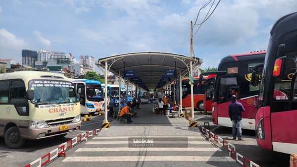 Xe khách Hà Nội kín vé trước kỳ nghỉ 2.9. Ảnh: Minh Hạnh