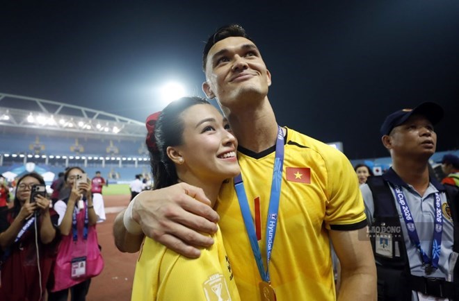 Khoảnh khắc MC Hoàng Oanh ôm thủ môn Lê Giang Patrik ở Mỹ Đình gây sốt