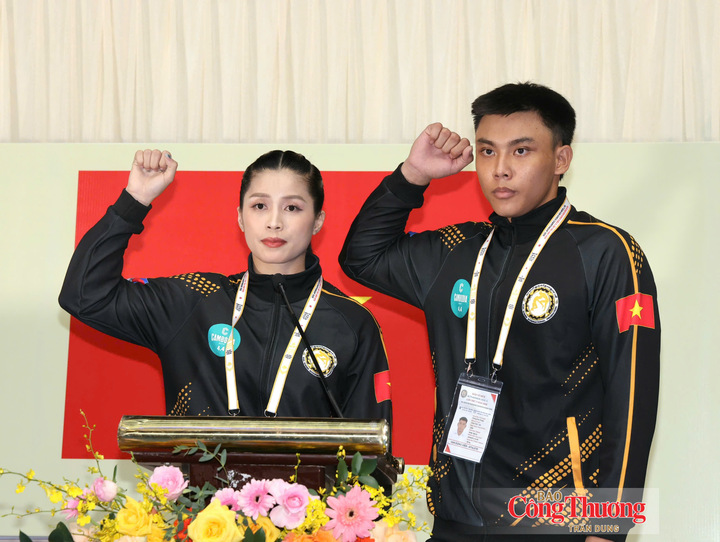Các vận động viên thực hiện nghi thức tuyên thệ trong lễ khai mạc.