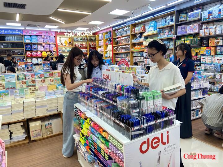 Đồ dùng học tập được bán ở nhiều phân khúc giá, đáp ứng nhu cầu mua sắm khác nhau. Ảnh: Khánh Hà