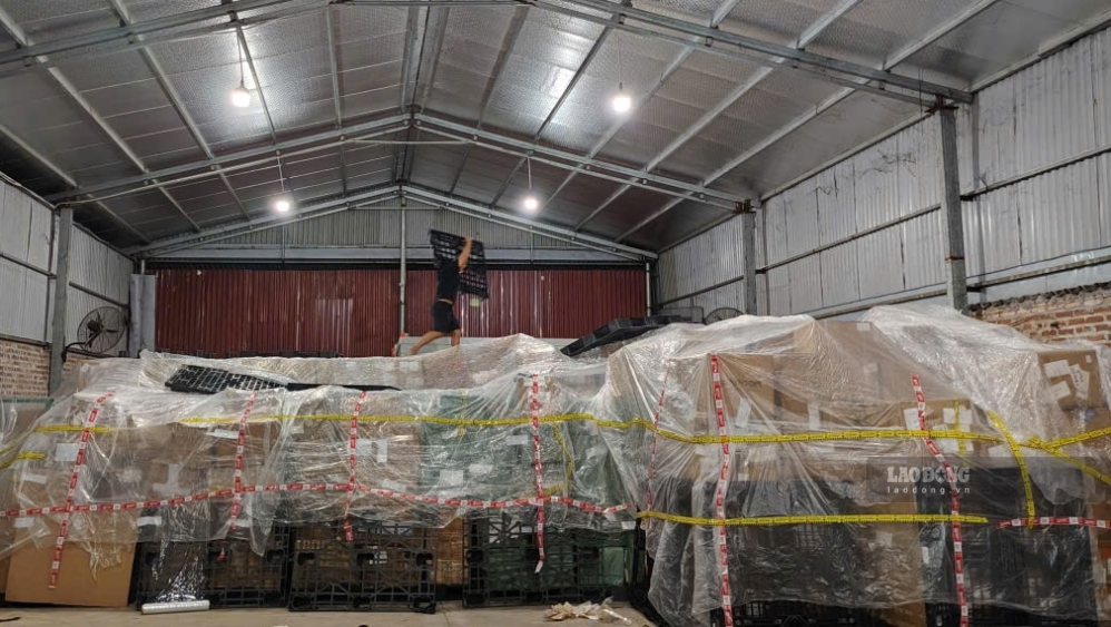 Đội Quản lý thị trường thu giữ 93.500 sản phẩm keo xịt tóc Make Sense không có hoá đơn chứng từ. Ảnh: Anh Tuấn