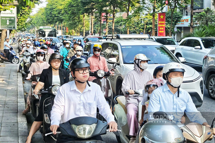 Hơn 7h50, đường Nguyễn Khánh Toàn hướng về nút giao Đào Tấn cũng xảy ra ùn tắc kéo dài. Đây là trục đường thường xuyên xảy ra ùn tắc vào giờ cao điểm buổi sáng.