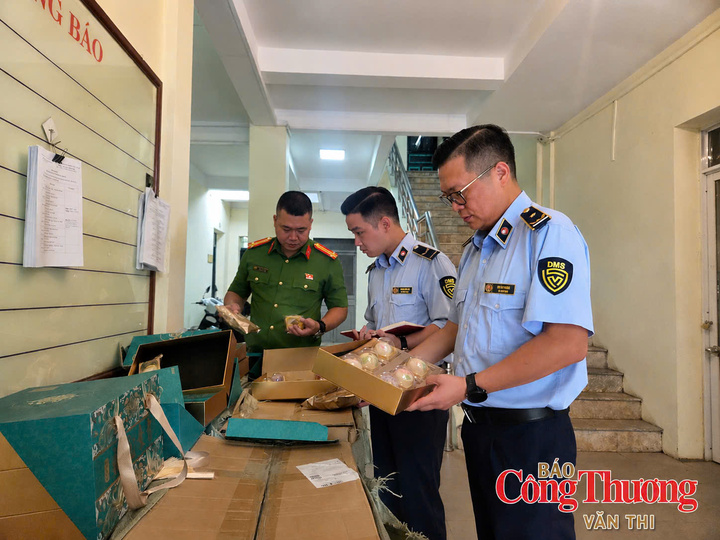 Lực lượng Quản lý thị trường Hà Nội phối hợp với lực lượng Công an tạm giữ lô bánh Trung thu không có hóa đơn chứng từ hợp pháp.