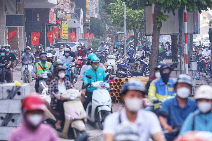 Để tránh ùn tắc, nhiều phương tiện bất chấp di chuyển lên vỉa hè. Có thời điểm, vỉa hè cũng ken đặc xe cộ.