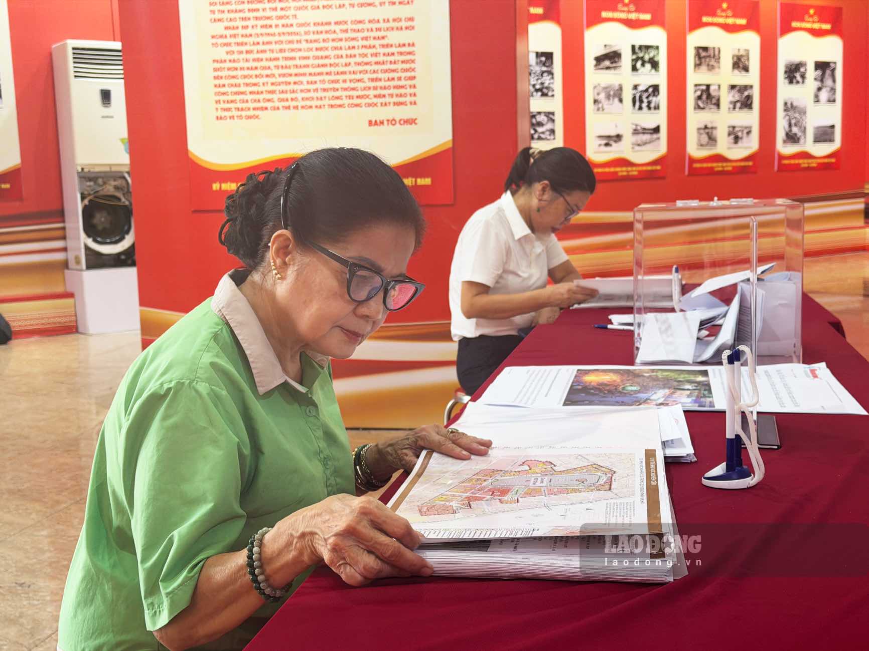 Người dân tham gia đóng góp ý kiến về điều chỉnh quy hoạch khu vực hồ Hoàn Kiếm và vùng phụ cận. Ảnh: Hoài Anh