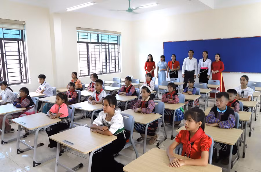 Thầy cô giáo Trường phổ thông nội trú Tiểu học và THCS Lóng Phiêng, Sơn La trong lớp học mới. img-0497.jpg