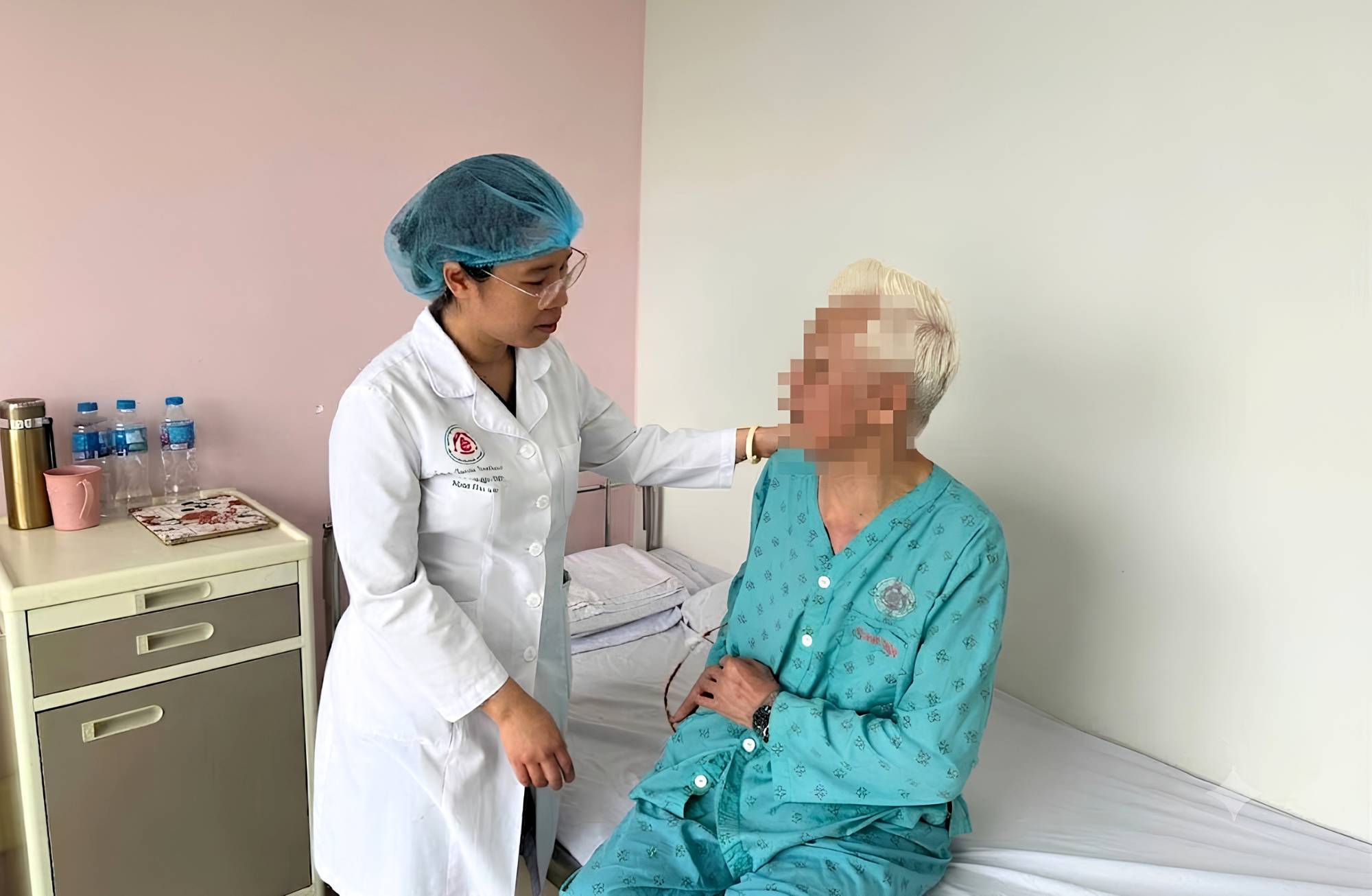 Bệnh nhân N.X.L điều trị ung thư vú tại Bệnh viện Trung ương Quân đội 108. Ảnh: BVCC