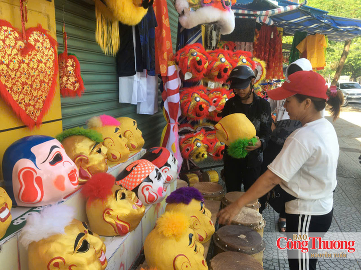 Nhiều sản phẩm trống, đầu lân, ông địa... được bán ở phố Trần Hưng Đạo
