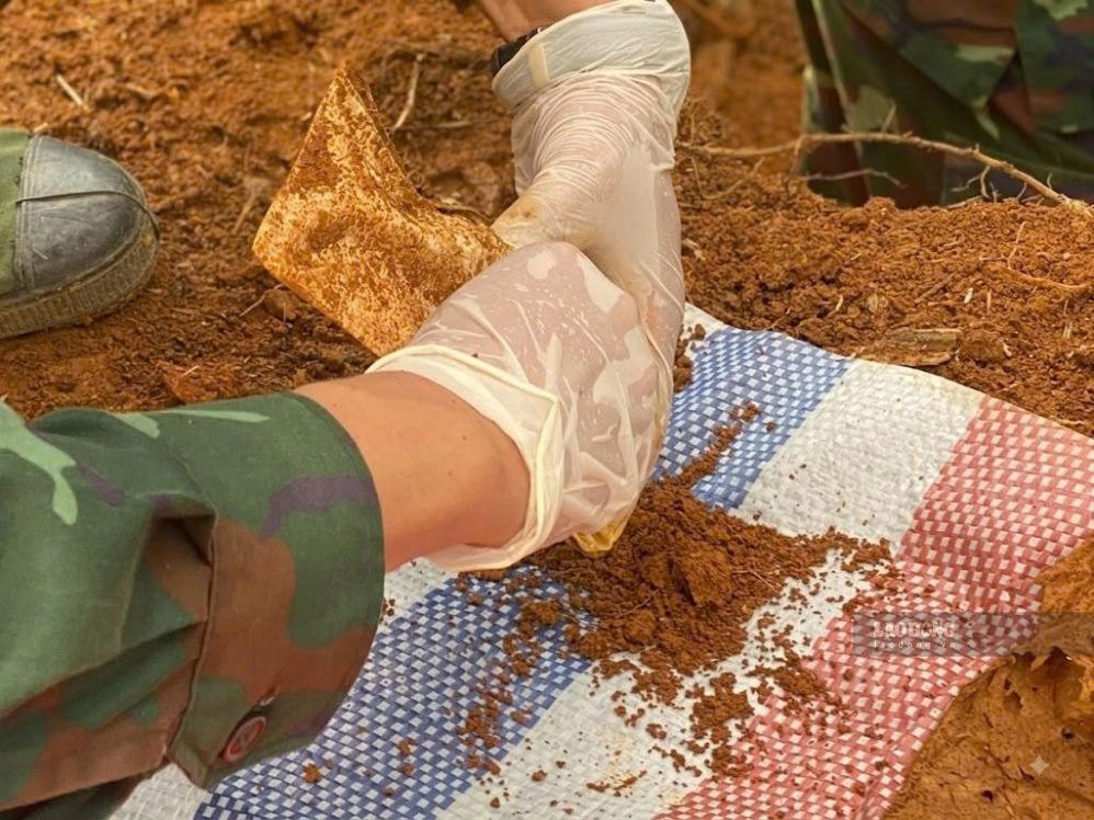 Đội tìm kiếm, quy tập hài cốt liệt sĩ tìm thấy một ít xương cốt và di vật của liệt sĩ. Ảnh: An Vi