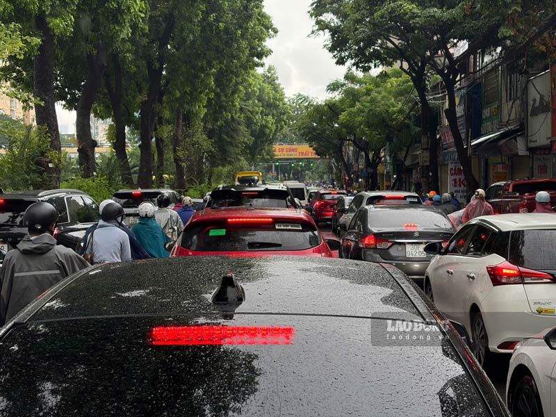 Khu vực Đường Láng ùn ứ tại nhiều điểm, đặc biệt tại các nút giao. Đa số phương tiện phải chờ nhiều nhịp đèn mới di chuyển được. Ảnh: Hoàng Xuyến