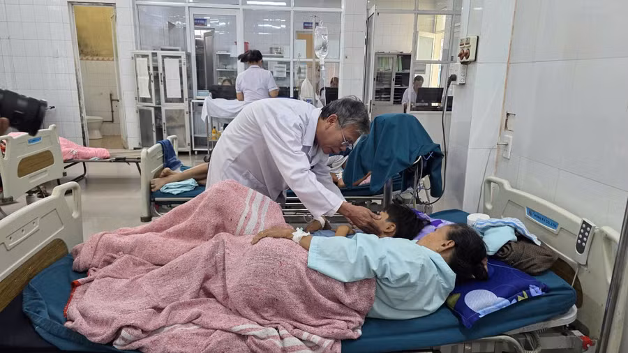 Phần lớn bệnh nhân nhập viện với các triệu chứng đau bụng, buồn nôn, sốt và có dấu hiệu mất nước. ngo-doc-2.jpg