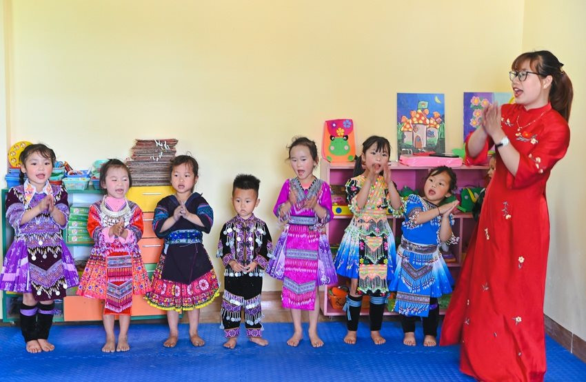 niem-vui-cua-co-tro-tai-diem-truong-ta-leng-1-truong-mam-non-pa-cheo-tinh-lao-cai-vao-ngay-khanh-thanh-vua-qua.jpg
