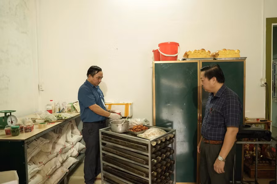 Lãnh đạo UBND xã Cam Lộ kiểm tra tại cơ sở bánh mì sau khi xảy ra vụ việc. ngo-doc-3.jpg