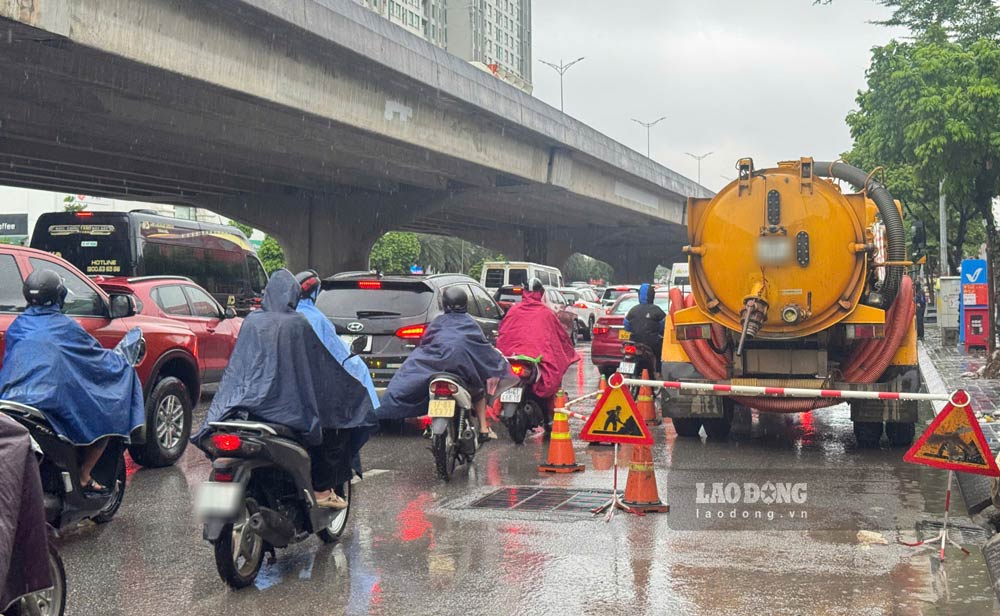 Tại đường Nguyễn Xiển đã có xe cấp thoát nước ứng trực phòng chống ngập úng. Ảnh: Hạnh Thơm